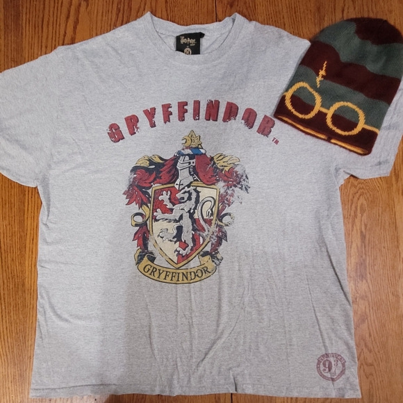 Harry Potter Gryffindor Graphic T-shirt Sz XL & CultureFly Beanie Bundle - Picture 1 of 11
